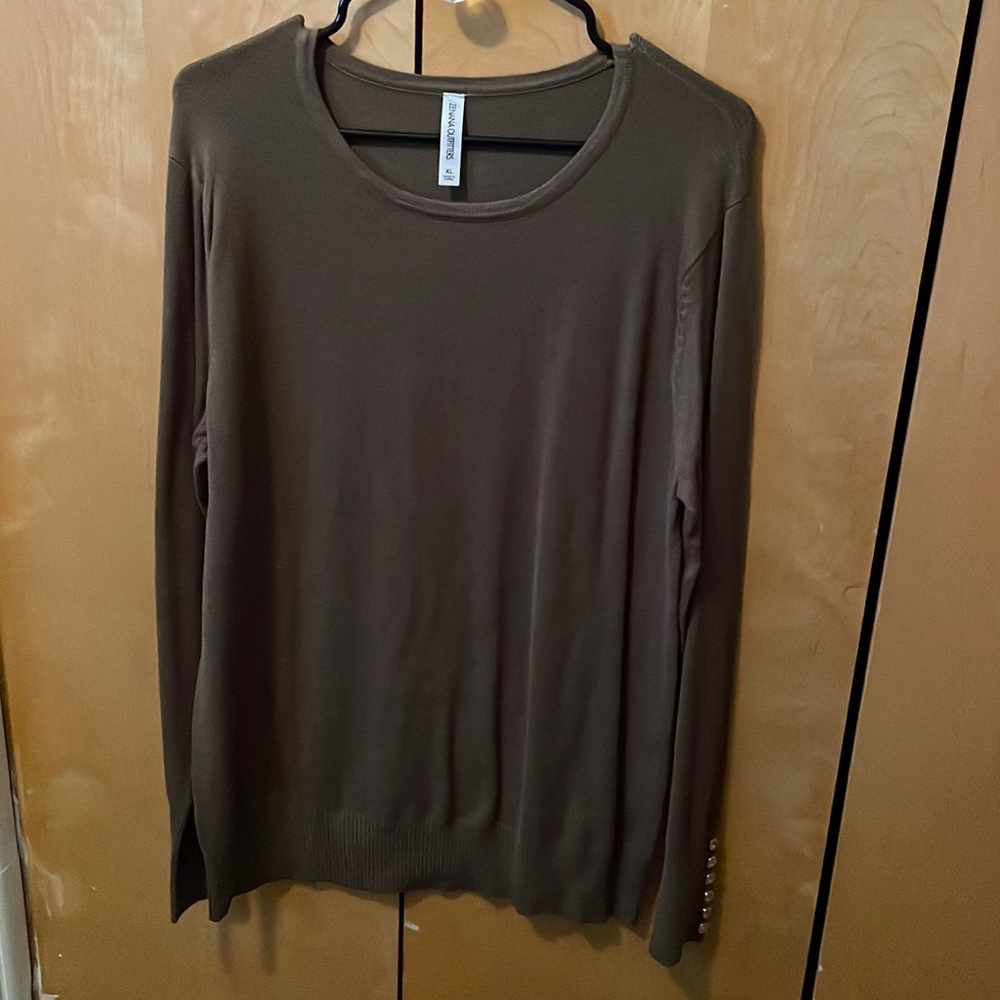 ZenAnna long sleeve with gold detail on sleeves NWOT